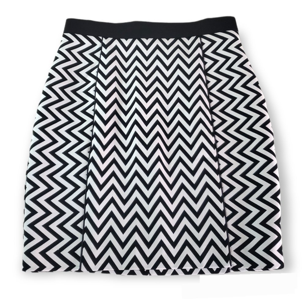 𝅺H & M ZigZag White Black chevron skirt-size 12